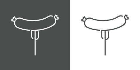 Símbolo a la parrilla. Icono plano lineal salchicha en tenedor en fondo gris y fondo blanco