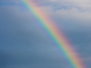 Regenbogen nach Regen am Himmel