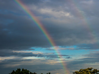 Regenbogen nach Regen am Himmel