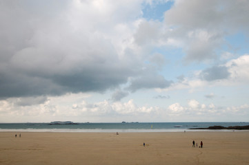 Fototapeta na wymiar beach of Saint Malo. Plage de Saint Malo