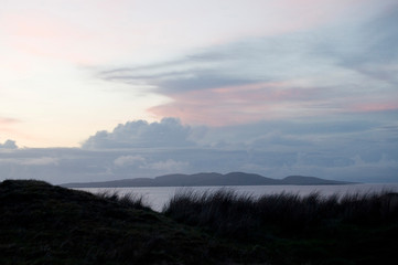 Irelande, Connemara. Ireland Connemara. Paysage de la côte irlandaise, vue sur une île au large. Landscape of the Irish coast, view of an offshore island.