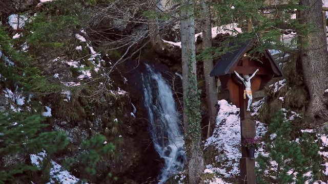 Wasserfall in einer tief eingeschnittenen Schlucht mit Schnee auf den Felsen