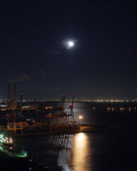 月に照らされる港