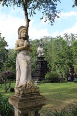 Estatua hindú en paisaje natural