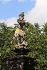 Fototapeta na wymiar Estatua de deidad hindú en Bali