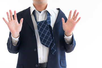 スーツのネクタイが上手く結べない男性