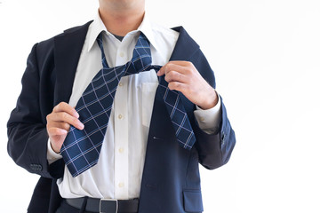 スーツのネクタイが上手く結べない男性