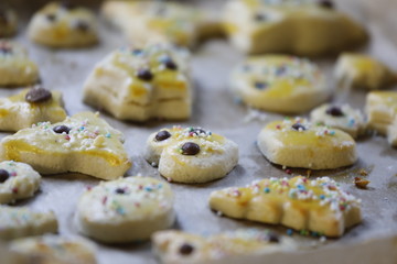 Selbstgemachte bunte Weihnachtsplätzchen als top view Hintergrund