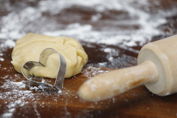 Backen mit Teig,  Nudelholz, Mehl, zutaten, Backform, Form, Herz, Stillleben auf Arbeitsfläche Holz