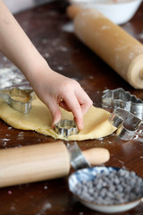 Kinder Hände backen, kneten, dekorieren, ausrollen bunte Weihnachtsplätzchen mit Teig, Backblech,...