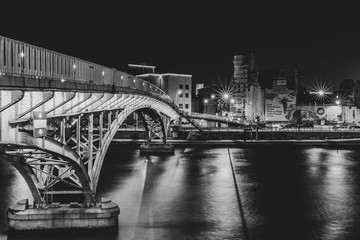 Une vieille passerelle sur la Meuse en noir et blanc