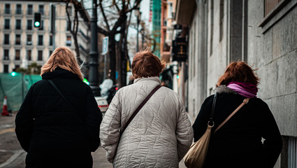 señoras andando de espaldas