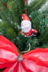 enfeite de papai noel em árvore de natal