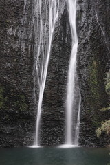 岩壁をゆっくりと流れる滝