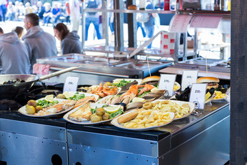 Speisenangebot auf dem Fischmarkt in Bergen, Norwegen
