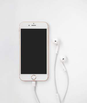 Apple iPhone 7 mockup and Apple EarPods