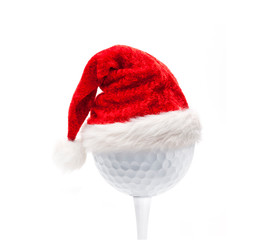 Obraz na płótnie Canvas Rote Weihanchtsmütze auf Golfball vor weißem Hintergrund