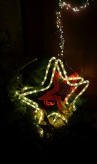 weihnachtsdekoration mit einem leuchtenden stern