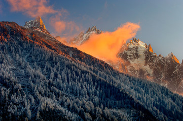 NUBES AL ATARDECER EN AIGUILLES DES GRANDS MONTETS. ALPES, FRANCIA