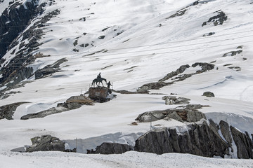 Suworow-Denkmal auf der verschneiten Passhöhe des $t. Gotthardpasses, Uri, Schweiz