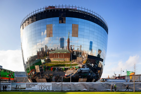 Construction of a new depot building by museum Boijmans van Beuningen for the storage of 150.000 pieces of art. The skyline of Rotterdam is reflected in the mirrors attached to the building. 