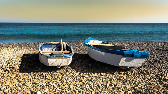 barcas playa piedras mar remos