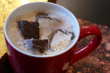 Heißer Kakao mit geschmolzenen Marshmallows