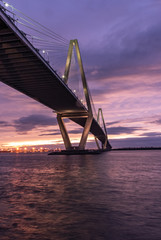 Naklejka premium Piękny most Ravenel o zmierzchu panoramę Charleston w tle