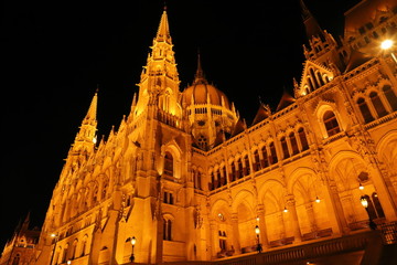 Fototapeta premium Illuminated Parliament Building in Budapest