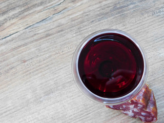 verre de vin vu du dessus, et saucisson avec de la place pour écrire