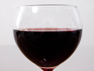 gros plan sur verre de vin rouge