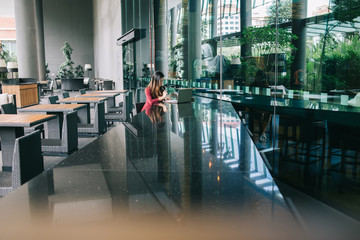 Obraz premium Anonymous woman sitting at cafe with laptop