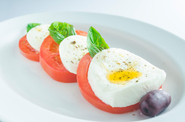 Fototapeta premium ensalada caprese de queso mozzarella y tomate