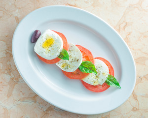 ensalada caprese de queso mozzarella y tomate
