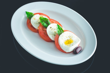 ensalada caprese de queso mozzarella y tomate