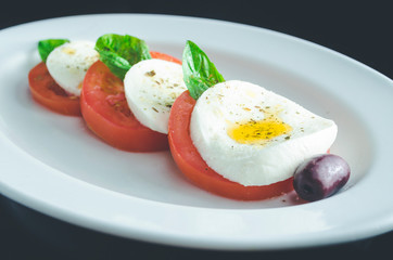 ensalada caprese de queso mozzarella y tomate