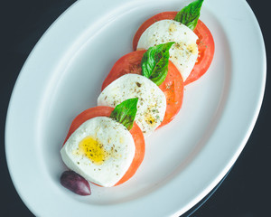 ensalada caprese de queso mozzarella y tomate