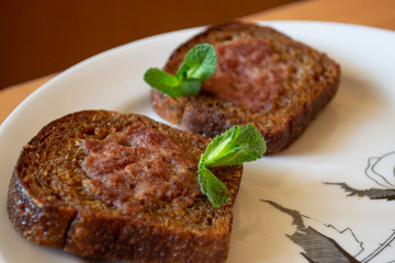 rye toast whith meat and mint