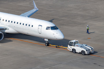 プッシュバックされる旅客機