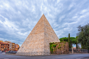Selten im Mittelpunkt, aber doch mitten in Rom die Cestius-Pyramide im nahen Stadtteil Testaccio.