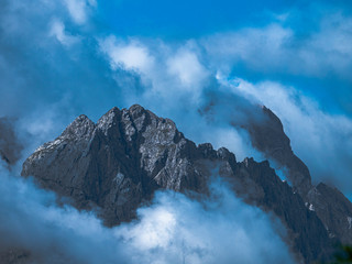 Fototapeta na wymiar Gipfel in Wolken gehüllt