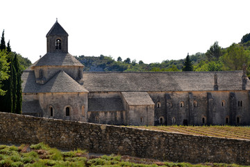 Abbaye Notre-Dame de Sénanque, France - 18 Aout 2012 : L'abbaye avec son mur d'enceinte