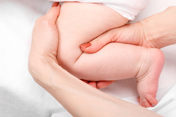 Obraz na płótnie Canvas Little baby receiving osteopathic treatment of her leg