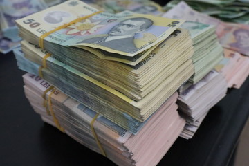 stack of Romanian bills