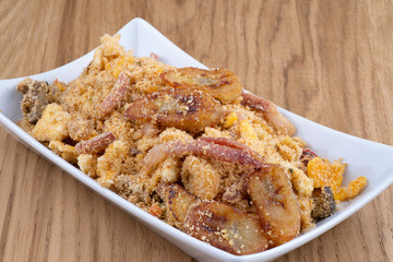 piatto di farofa su tavolo di legno