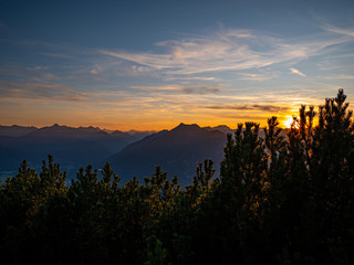 Blick über die Alpen in den Sonnenuntergang