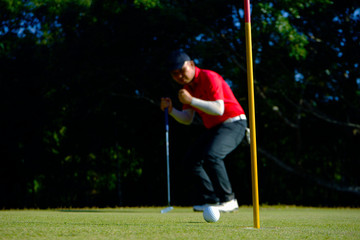 Obraz premium Golfer playing golf in beautiful golf course in the evening golf course with sunshine
