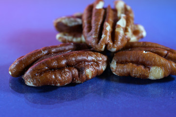 The pecan kernels taste similar to the walnut kernels, photographed here as a detail in the studio