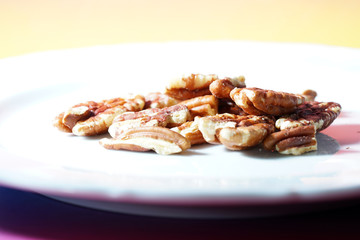 The pecan kernels taste similar to the walnut kernels, photographed here as a detail in the studio