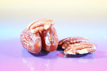 The pecan kernels taste similar to the walnut kernels, photographed here as a detail in the studio